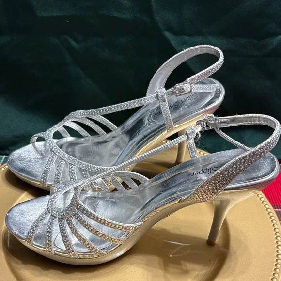 🖤Silver Slippe Elegant Silver Heels🖤 - Picture 3 of 8